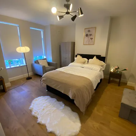 Extra Large In New House At Citywest Privatunterkunft